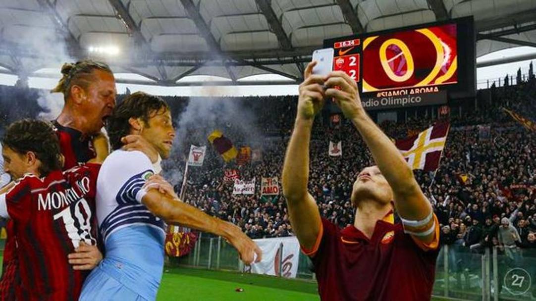 Mauri prova il fotobombing per rovinare il selfie di Totti? Ci pensa Mexes! La foto  salva, la salute del laziale forse un po&#39; meno... Twitter